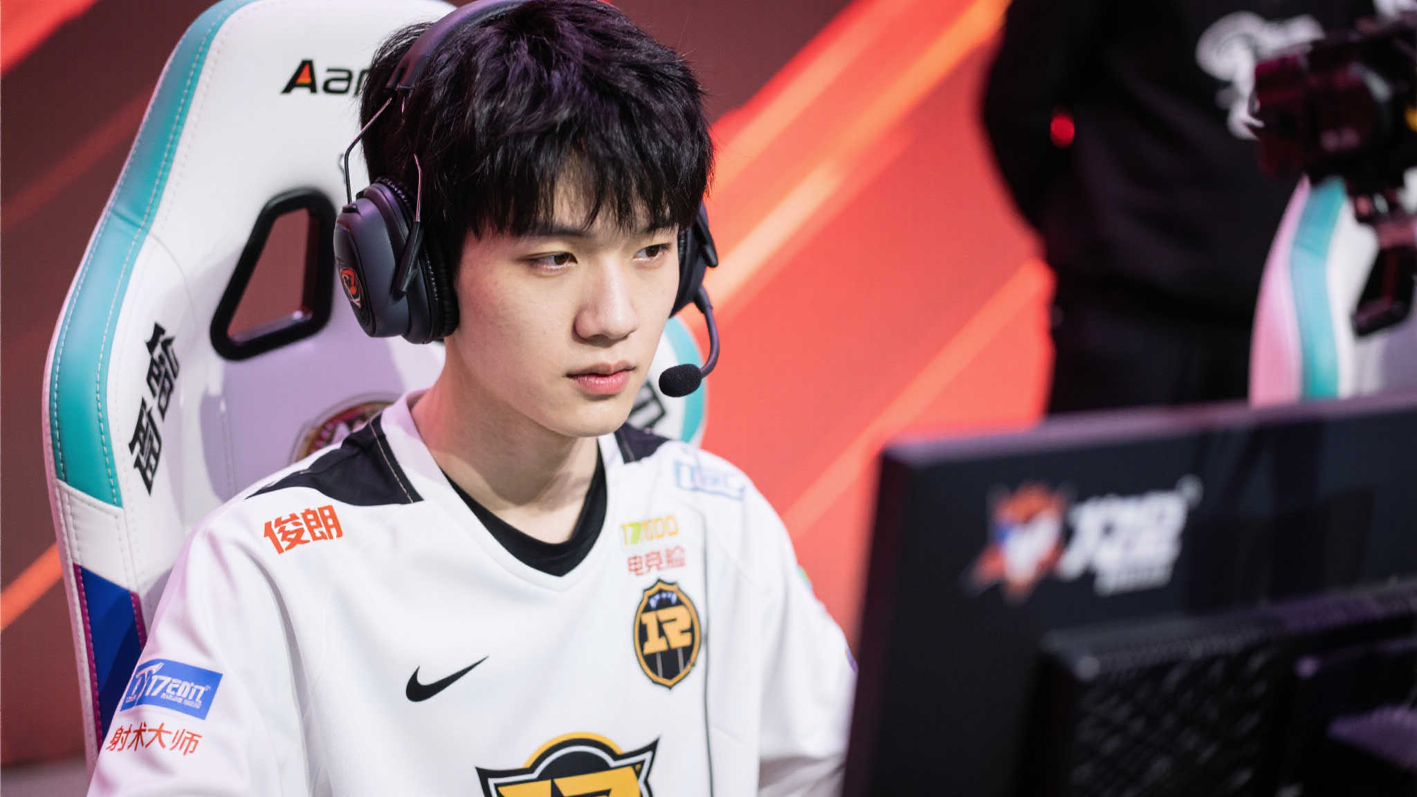 还记得久诚进入大众视野的时候，他被冠以“俊朗电竞脸